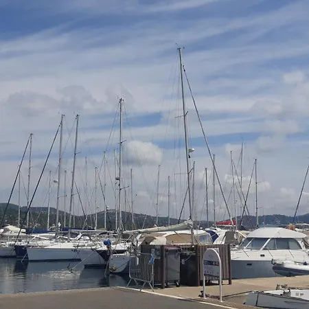 Apartment Climatise Avec Entree Privee- 5 Min Des Plages, Sur Les Hauteurs De Cavalaire-sur-Mer